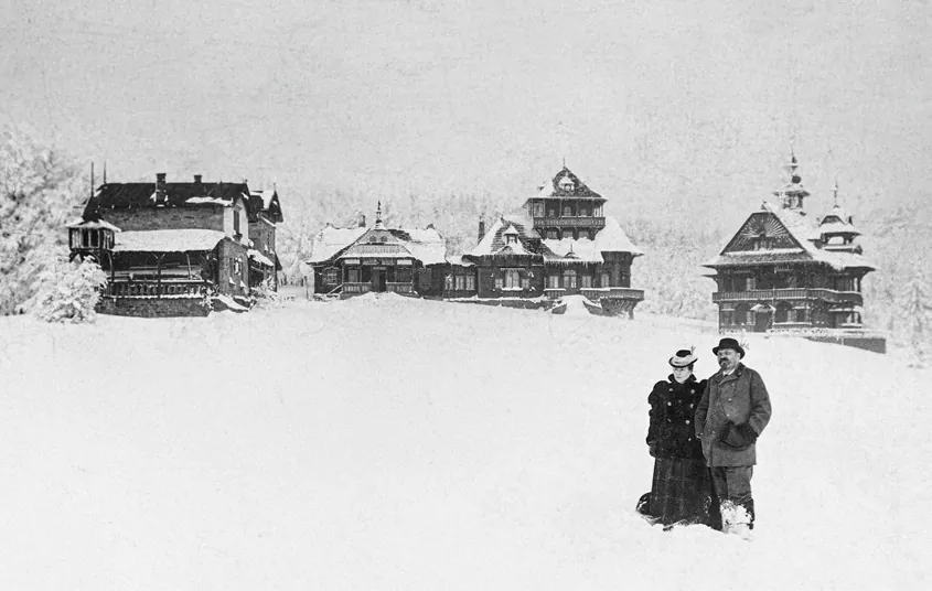 Zasněžené Pustevny s Jurkovičovými útulnami, v popředí JUDr. Edvard Parma s chotí