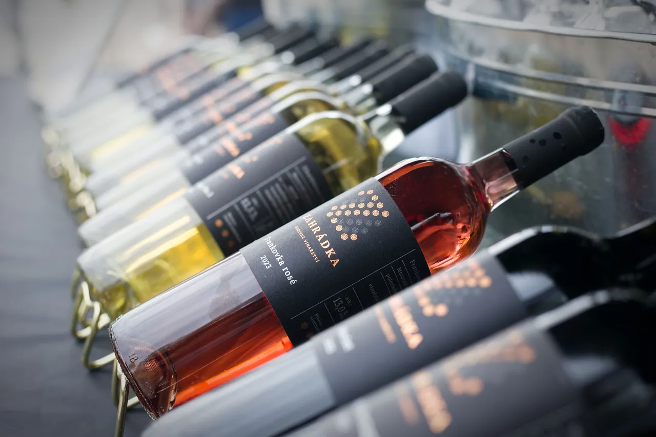 Řada lahví vína z&nbsp;vinařství Zahrádka, v&nbsp;popředí Frankovka rosé