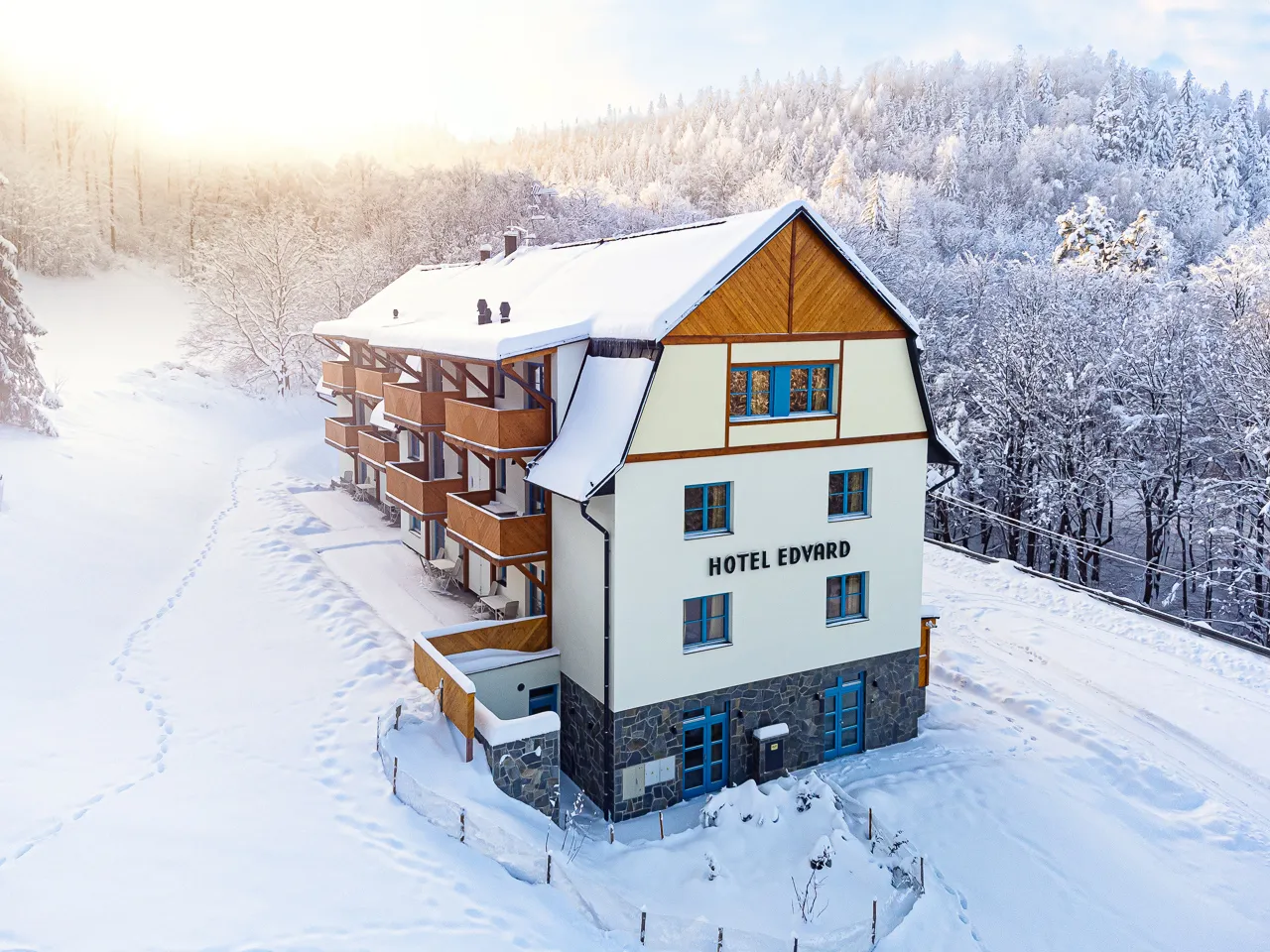 Hotel Edvard v zasněžené krajině