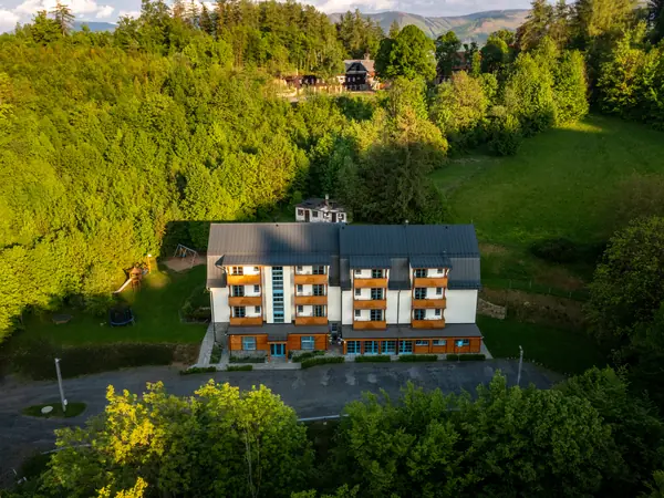 Hotel Edvard a Beskydy z dronu