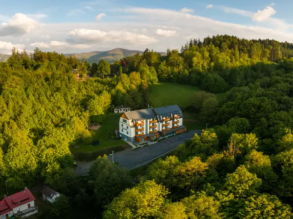 Hotel Edvard a Beskydy z dronu