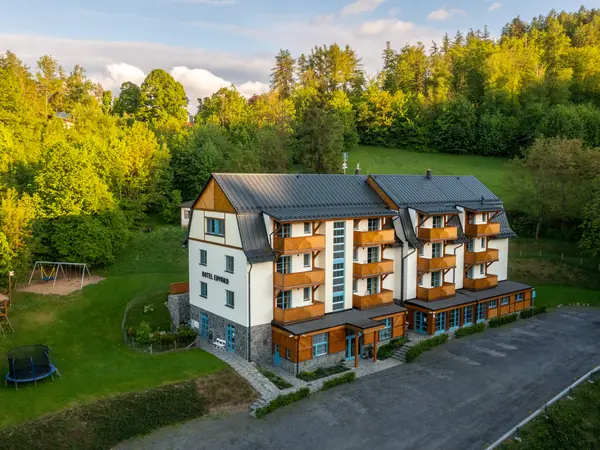 Hotel Edvard a Beskydy z dronu