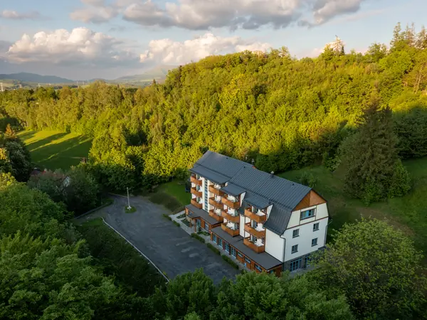 Hotel Edvard a Beskydy z dronu