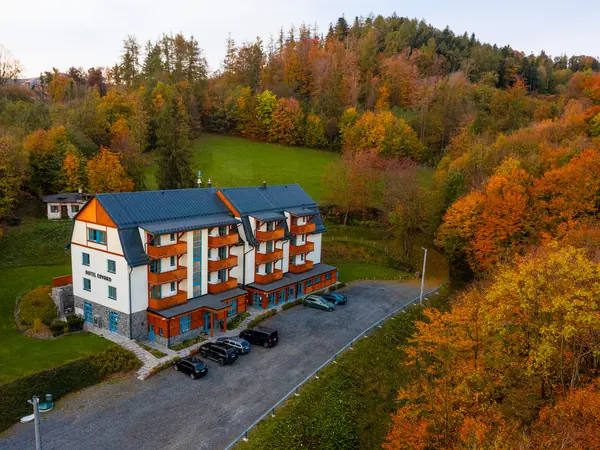 Hotel Edvard na podzim z dronu