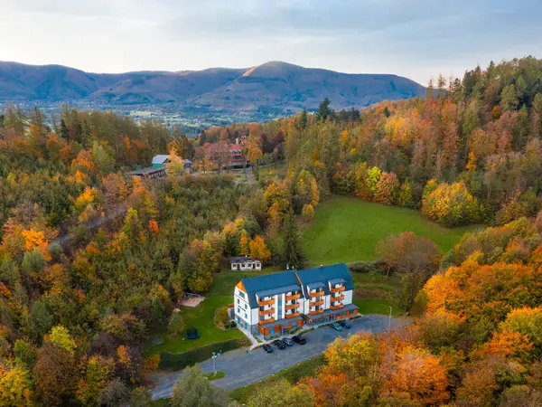 Hotel Edvard na podzim z dronu