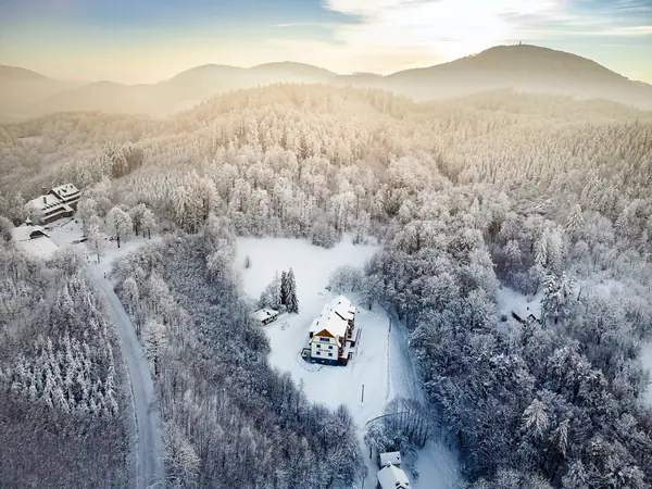 Hotel Edvard v zasněžených Beskydech z dronu