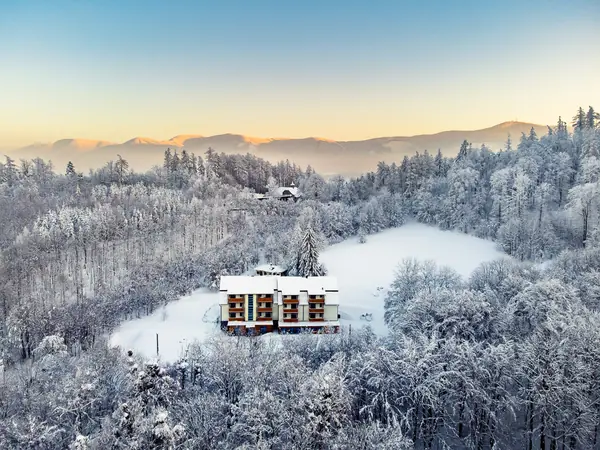 Hotel Edvard v zasněžených Beskydech z dronu