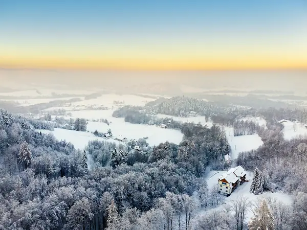 Zasněžené Beskydy při západu slunce z dronu