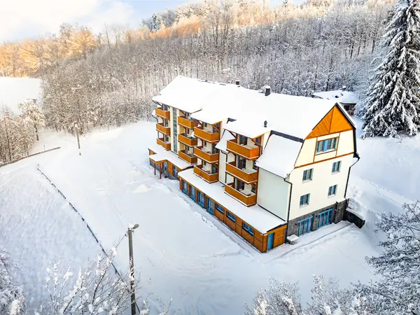 Hotel Edvard v zimě z dronu