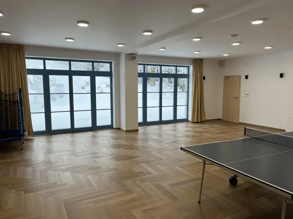 Tělocvična se stolním tenisem
