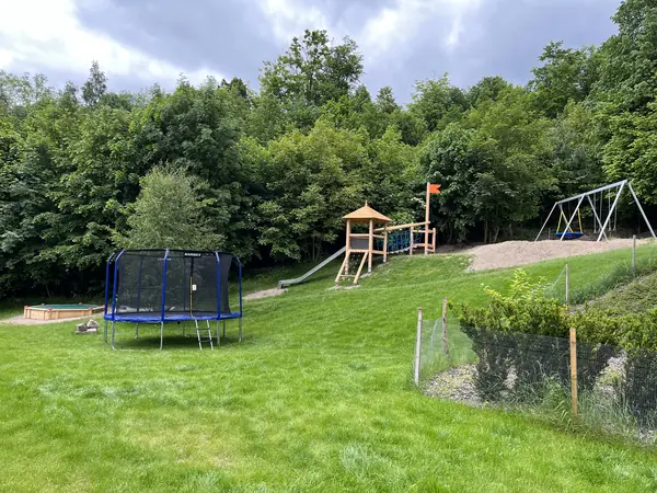 Dětské hřiště s trampolínou