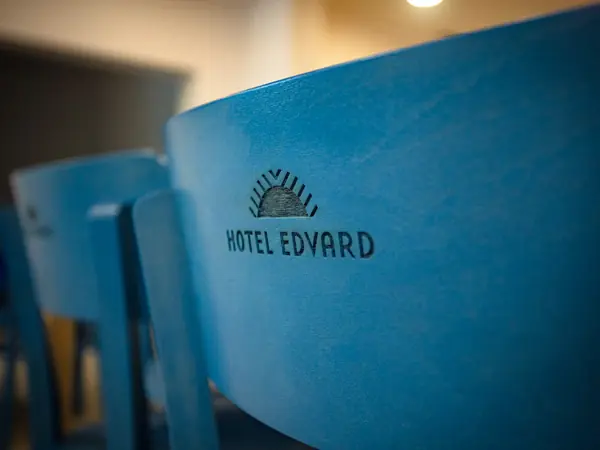 Židle s logem Hotelu Edvard